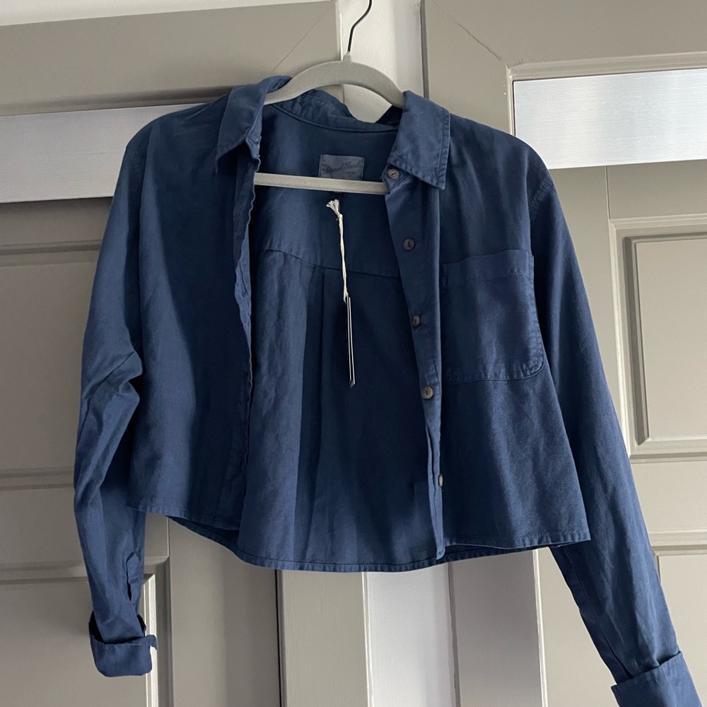 Cute cropped women’s button down !